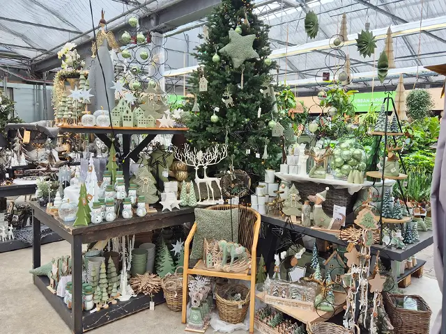 weihnachtlich dekoriere Sortimentstische mit vielen Weihnachtsartikeln