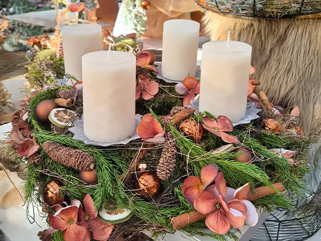 moderner Adventskranz in kupfer und creme Tönen