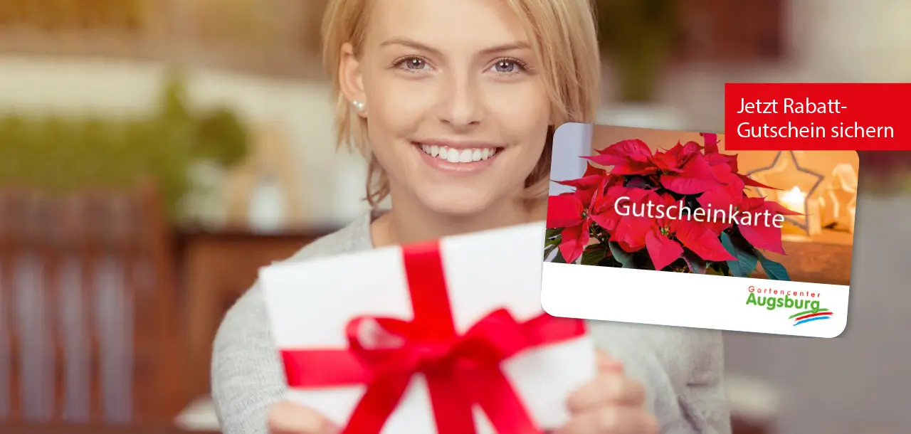 Gutscheinkarte mit lächelnder Frau im Hintergrund