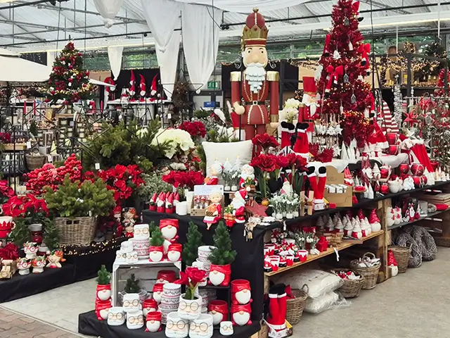 Tische und Regale mit Weihnachtsdekoration